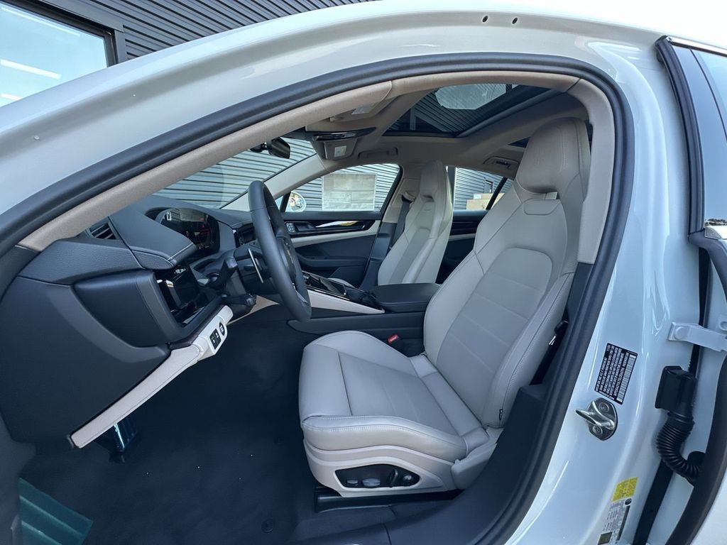 2025 Porsche Panamera Base photo 13