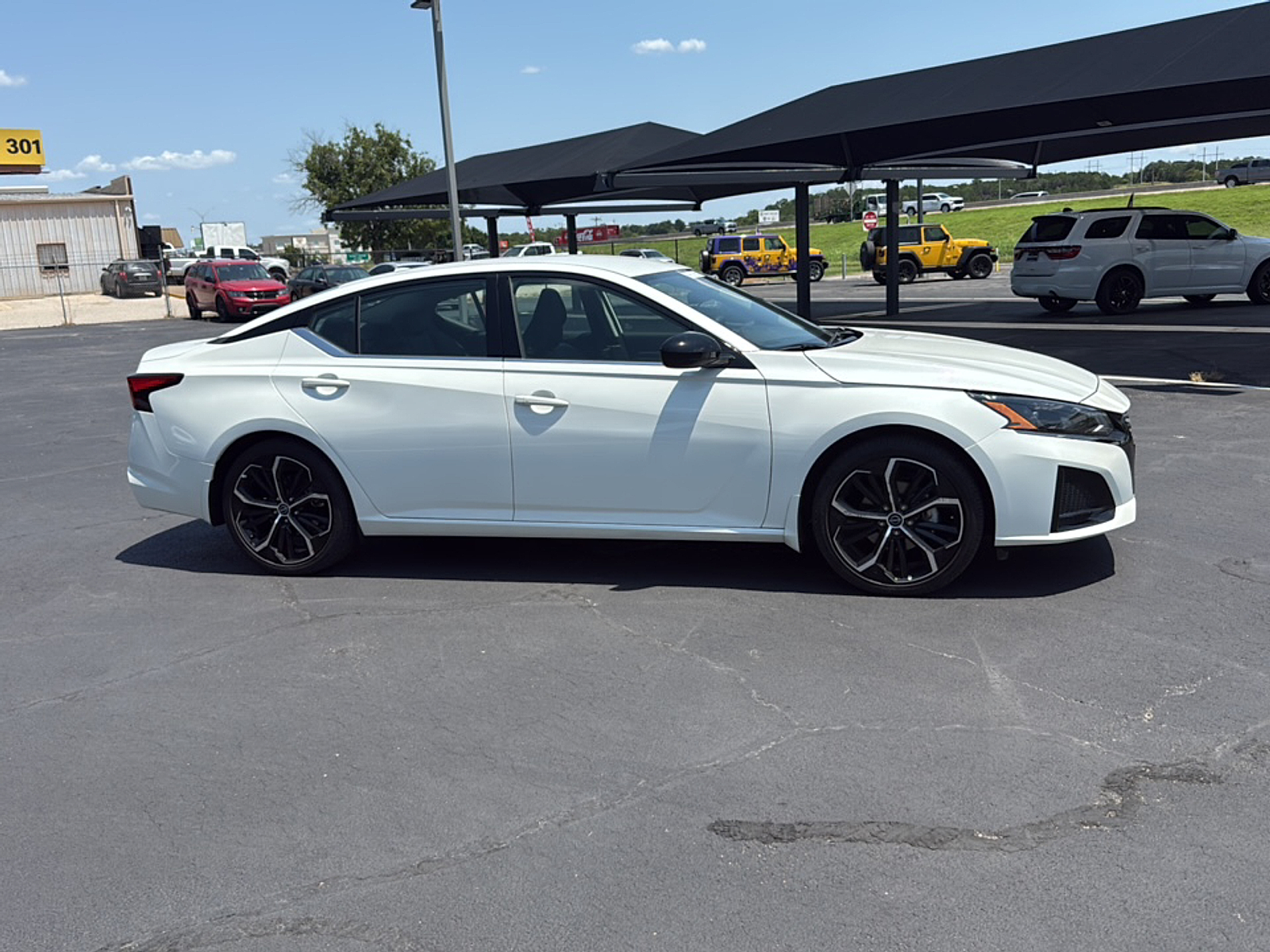 2024 Nissan Altima SR photo 2