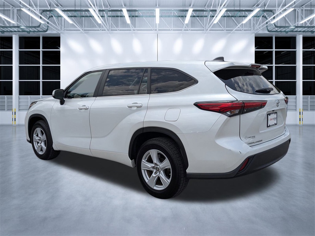 2023 Toyota Highlander LE photo 5