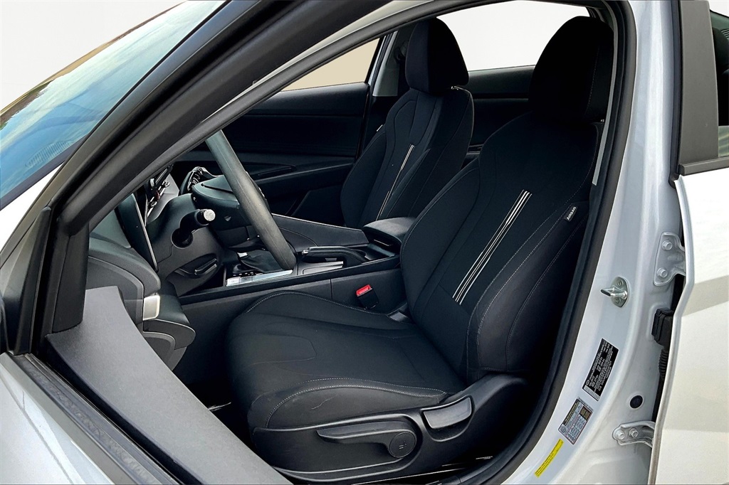 2022 Hyundai Elantra SEL photo 24