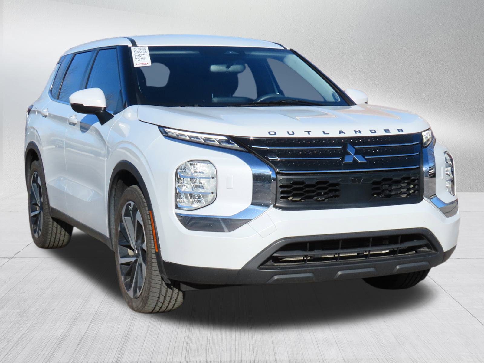 2022 Mitsubishi Outlander ES's photo