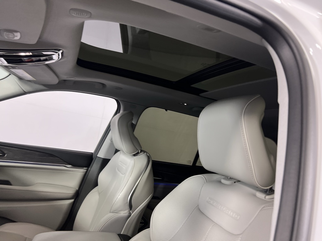 2022 Jeep Grand Cherokee Overland 4xe photo 18