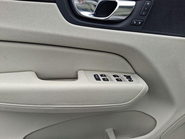 2021 Volvo XC60 T5 Momentum photo 13