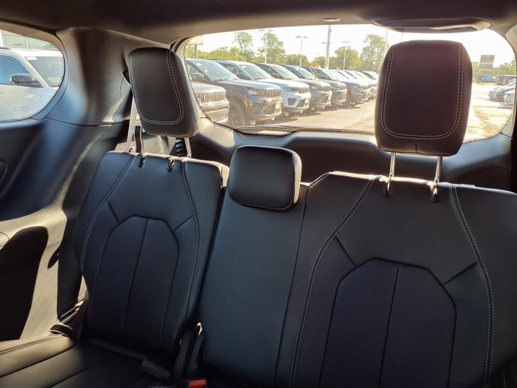 2026 Chrysler Pacifica photo 14