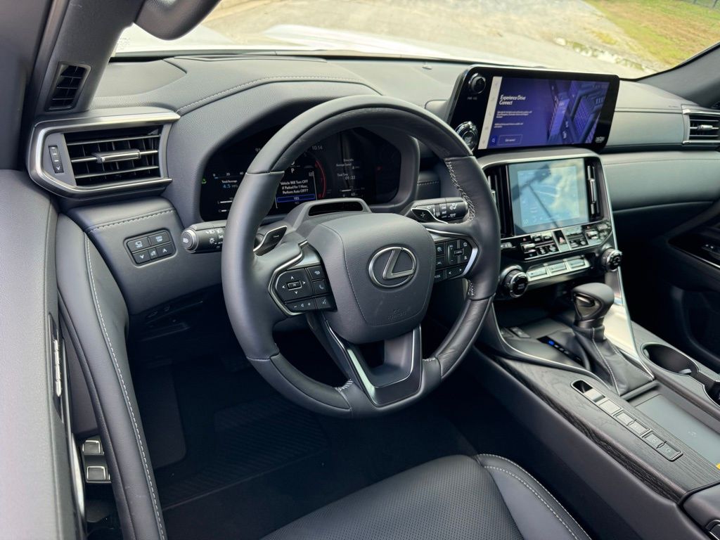 2025 Lexus LX 600 Luxury photo 2