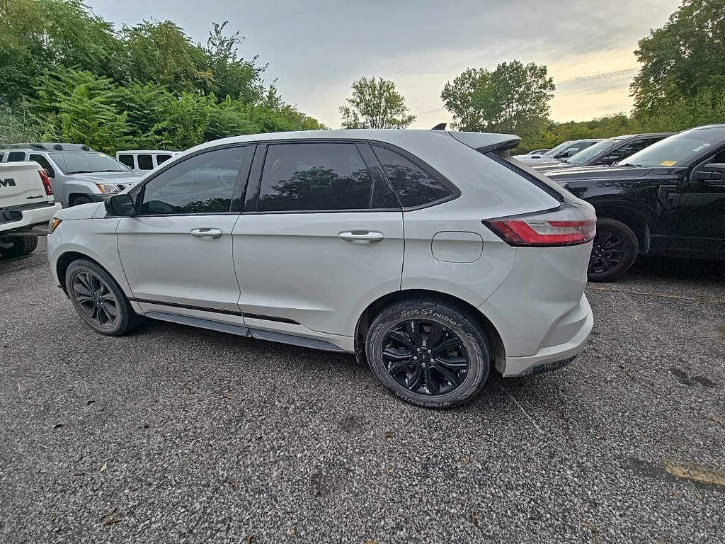 2022 Ford Edge SE photo 2