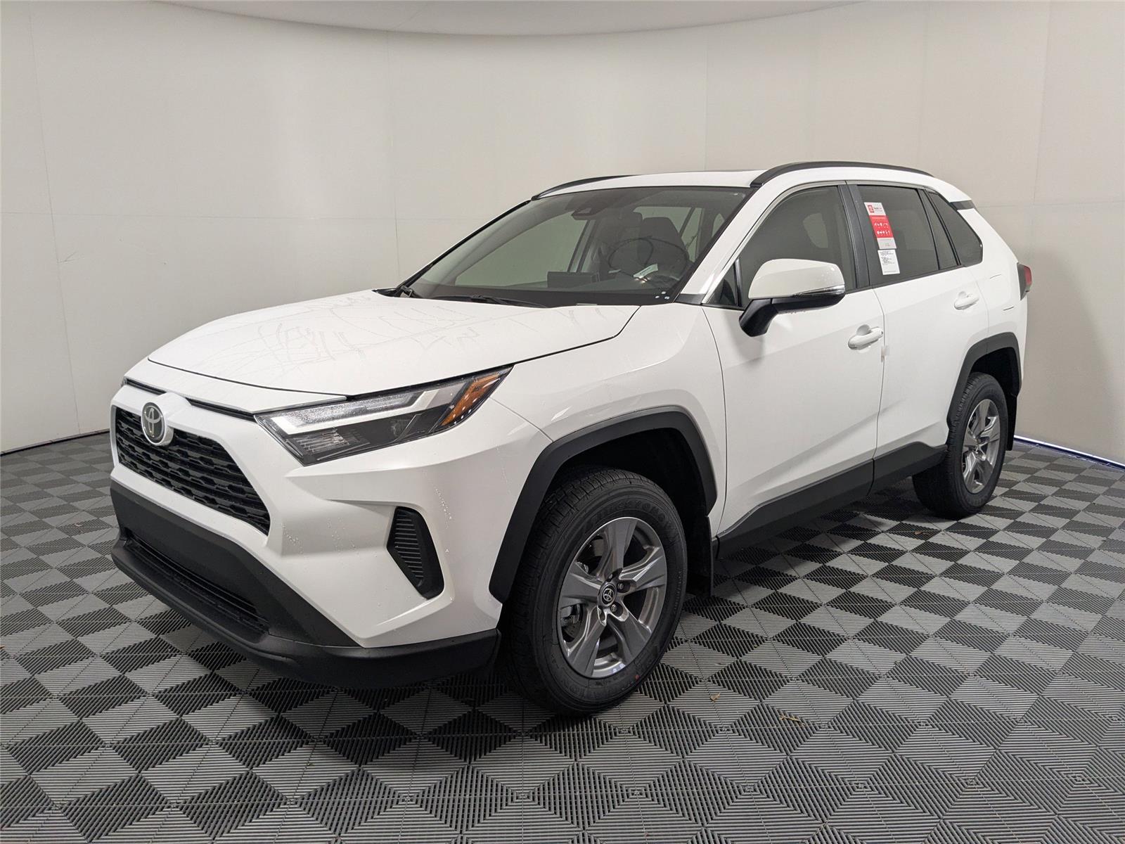 2025 Toyota RAV4 XLE's photo