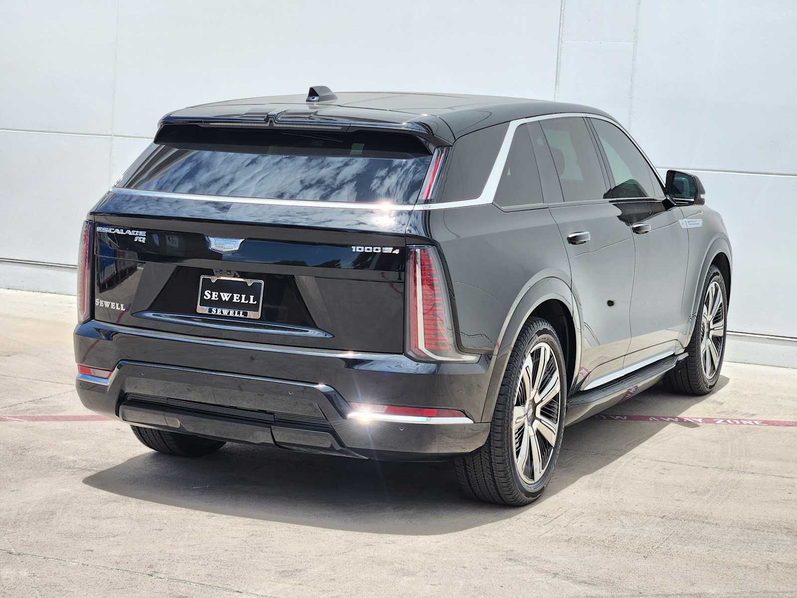 2025 Cadillac Escalade IQ Luxury photo 3