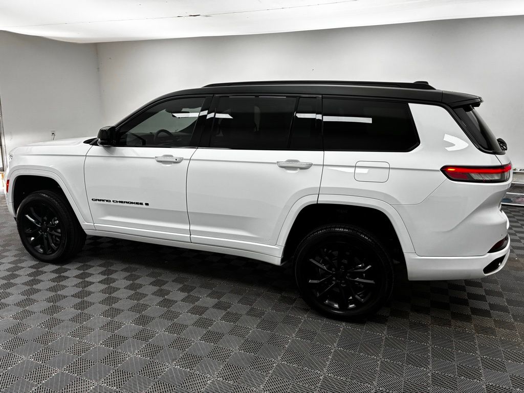 2022 Jeep Grand Cherokee Overland photo 11