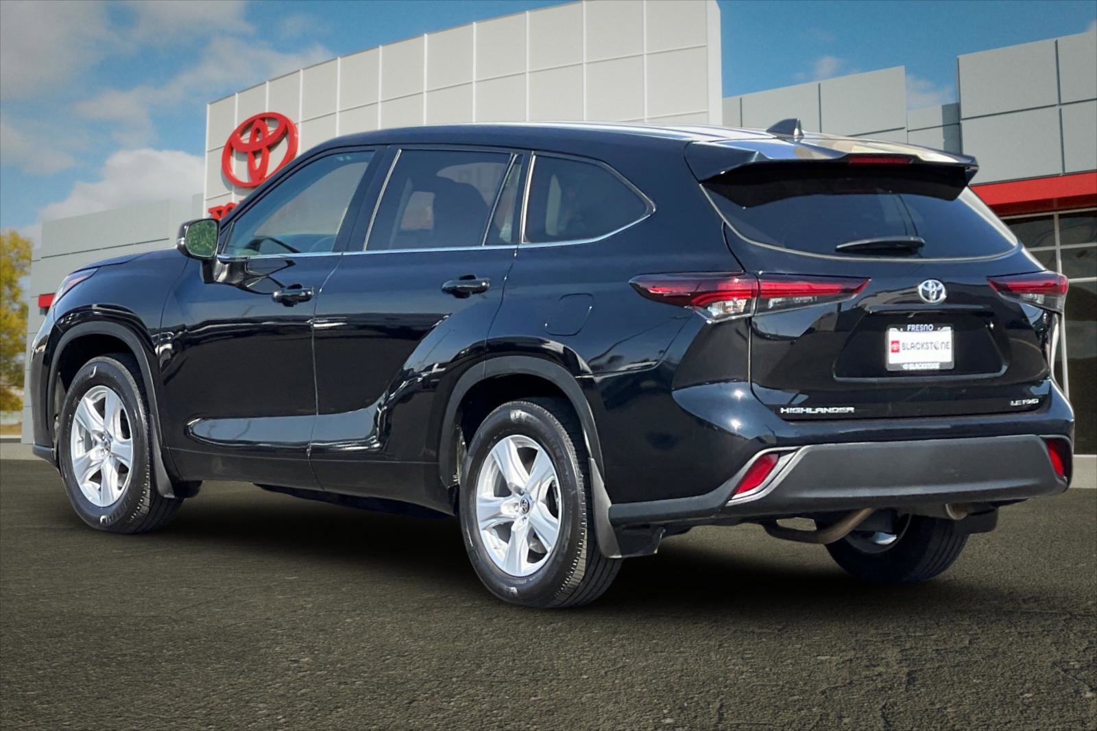 2024 Toyota Highlander LE photo 4