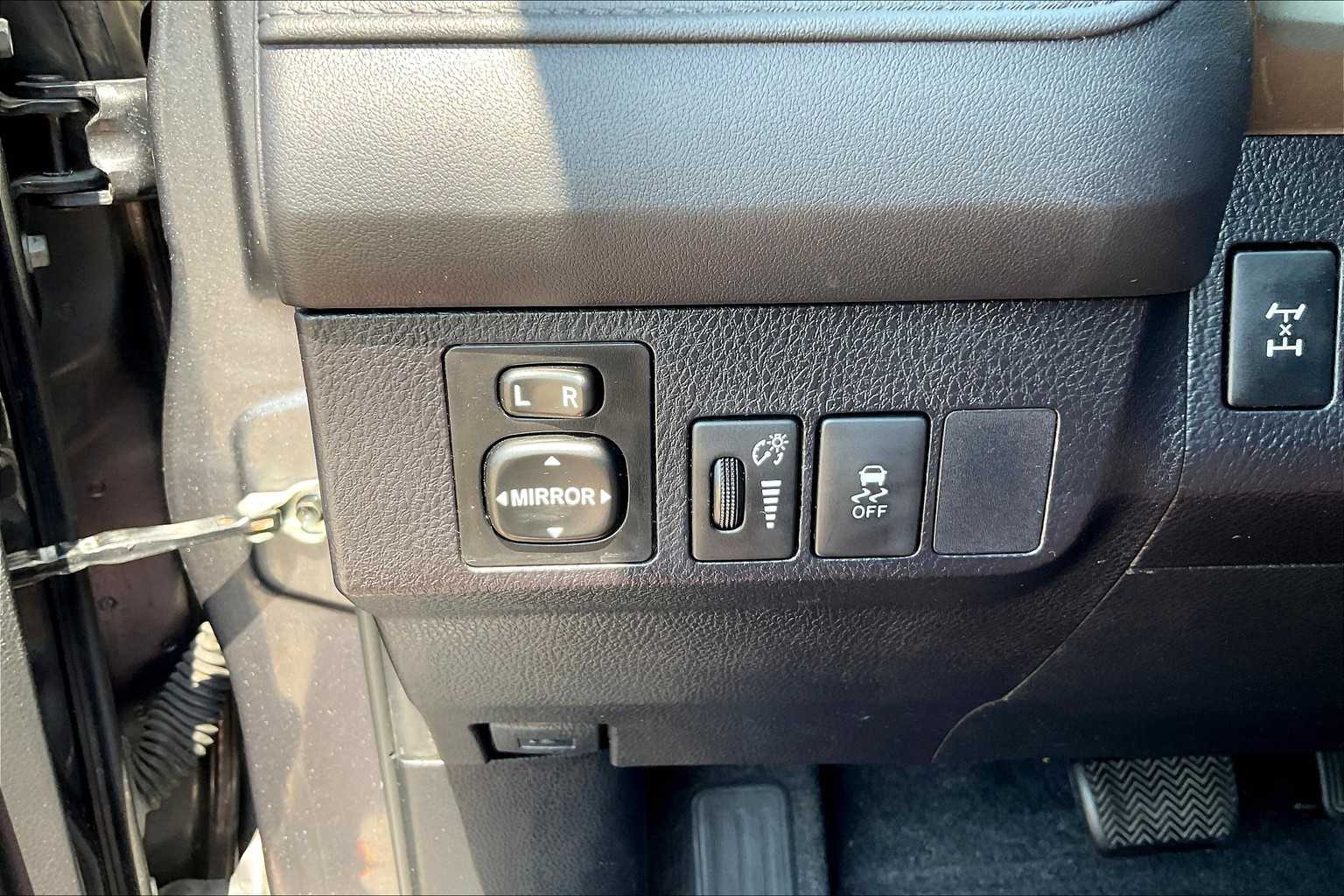 2015 Toyota RAV4 LE photo 32