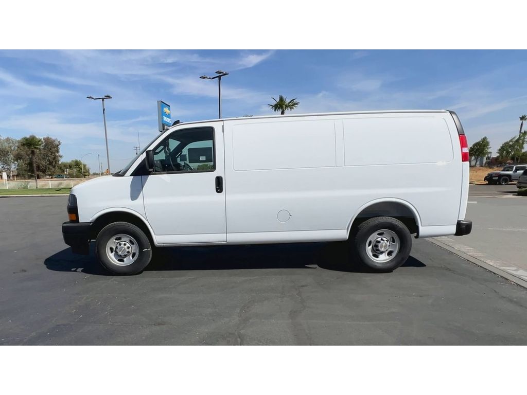 2025 Chevrolet Express Cargo 2500 photo 4