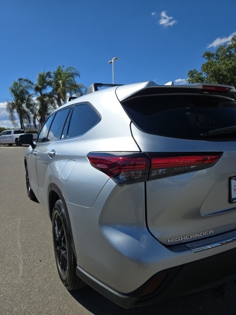 2021 Toyota Highlander L photo 12