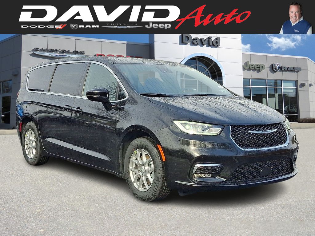 2026 Chrysler Pacifica Select's photo