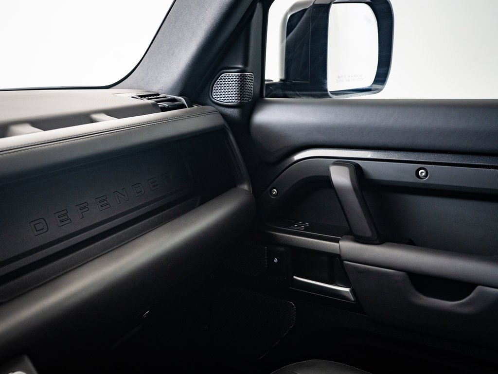 2023 Land Rover Defender 90 V8 photo 32