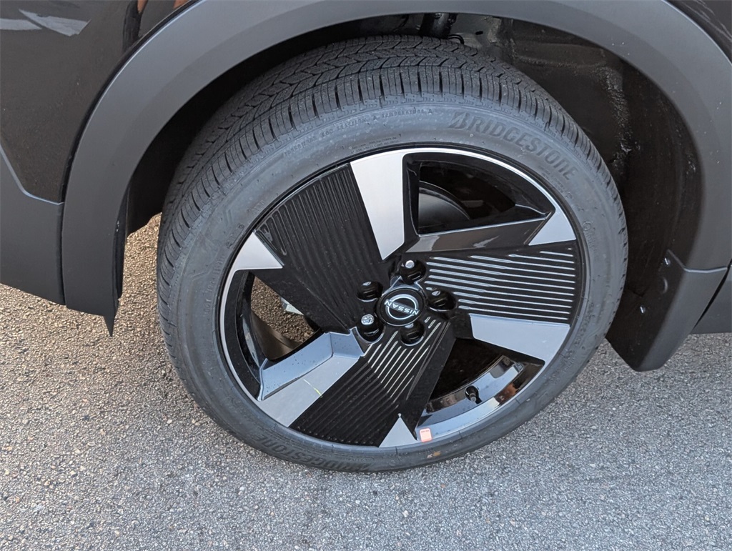 2025 Nissan Kicks SR photo 5
