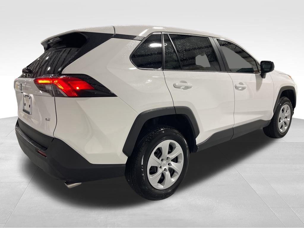 2025 Toyota RAV4 LE photo 4