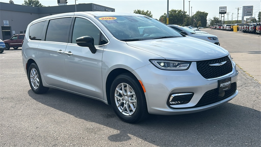 2026 Chrysler Pacifica Select's photo