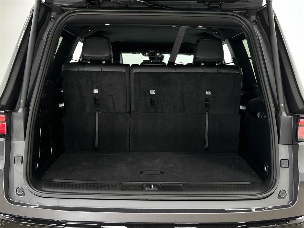 2025 Jeep Wagoneer Series II Carbide photo 28