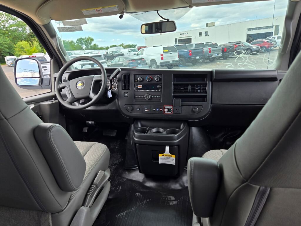 2025 Chevrolet Express Cargo 2500 photo 2