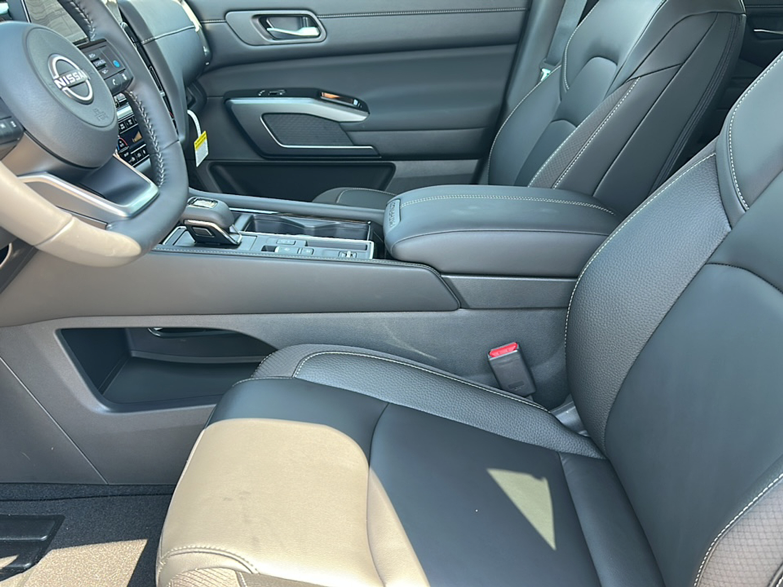 2025 Nissan Pathfinder SL photo 3