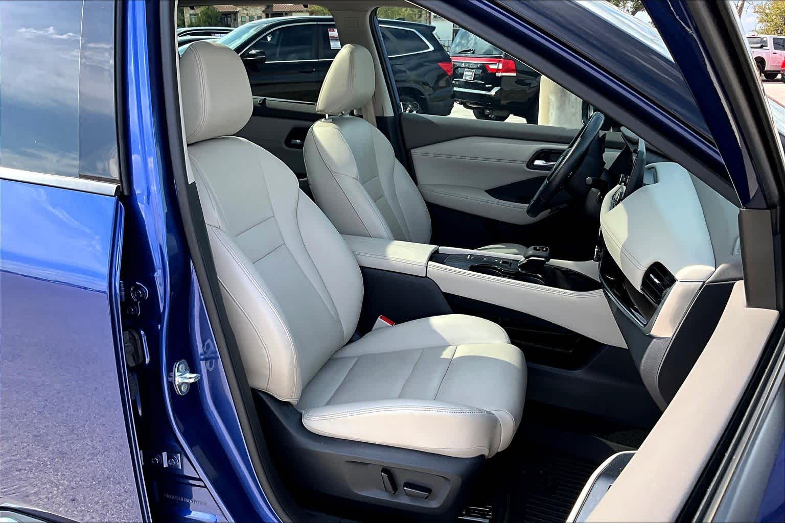 2022 Nissan Rogue SL photo 2