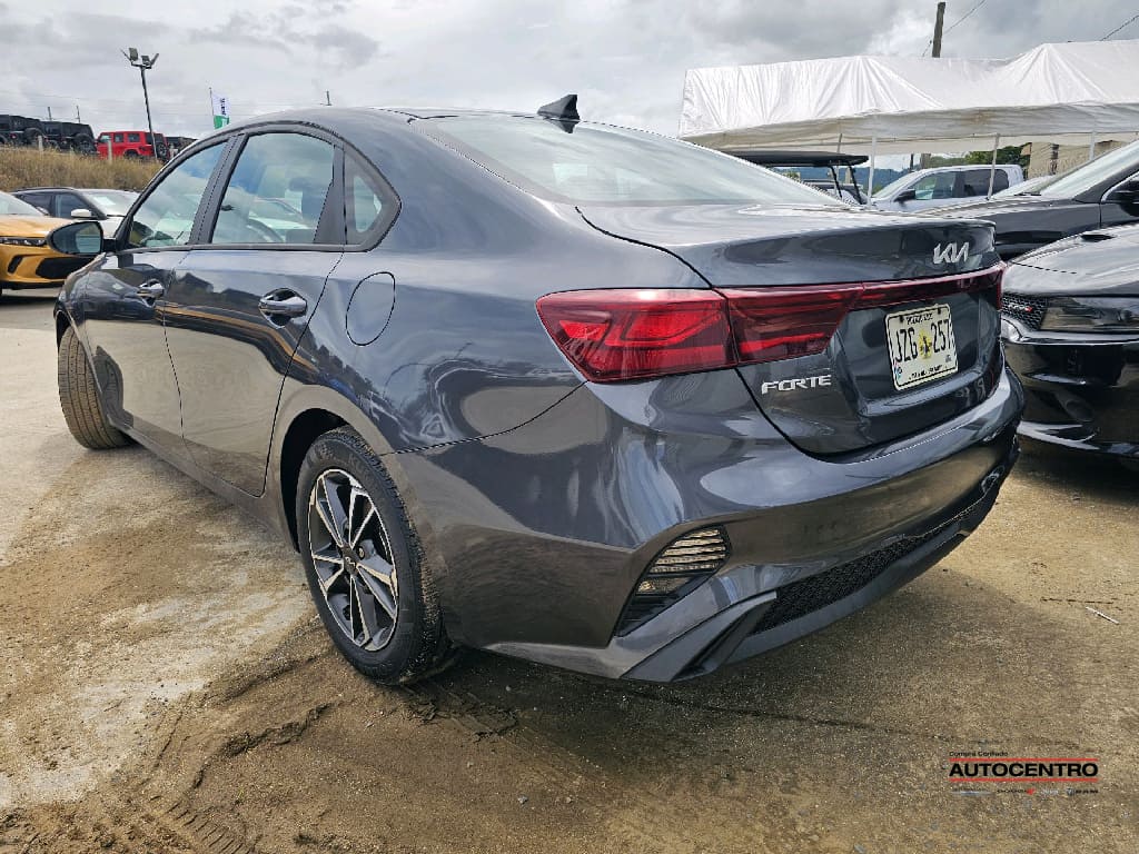 2022 Kia Forte FE LXS photo 2