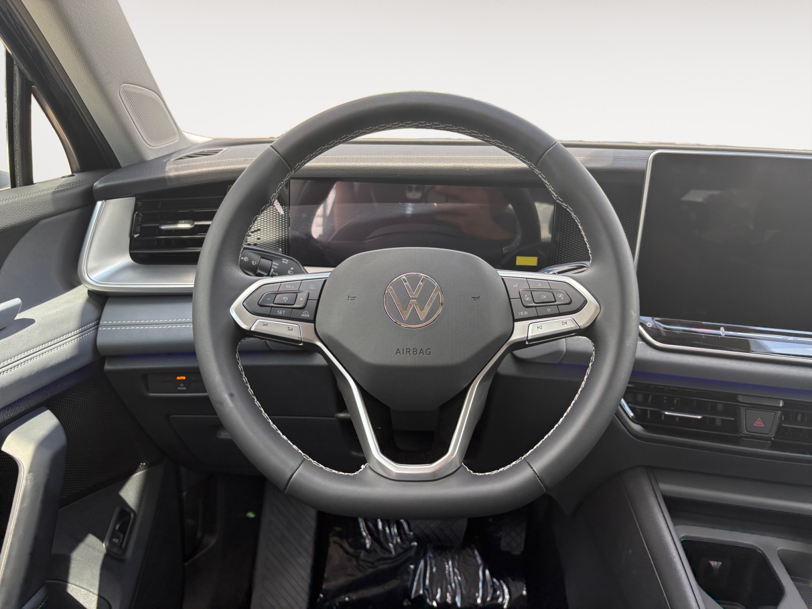 2025 Volkswagen Tiguan SE photo 13