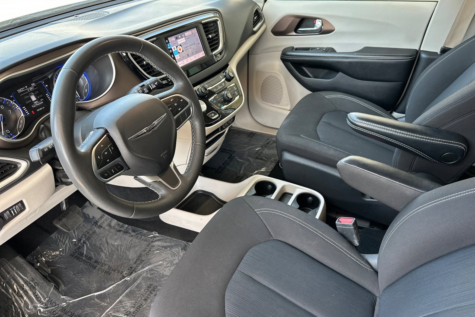 2022 Chrysler Voyager LX photo 10