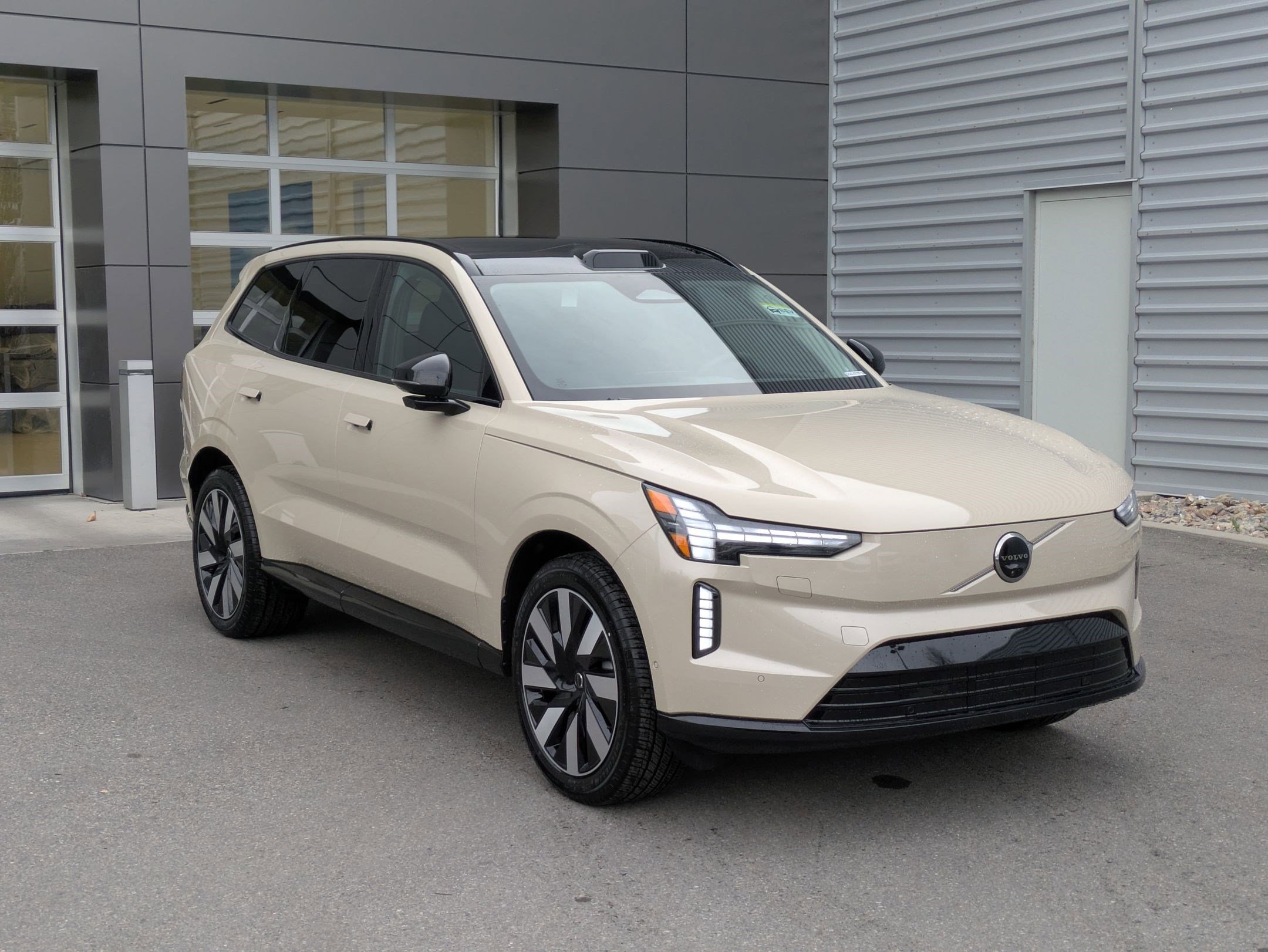 2025 Volvo EX90 Plus's photo