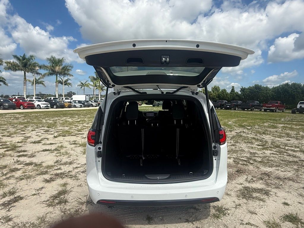 2026 Chrysler Pacifica Limited photo 26