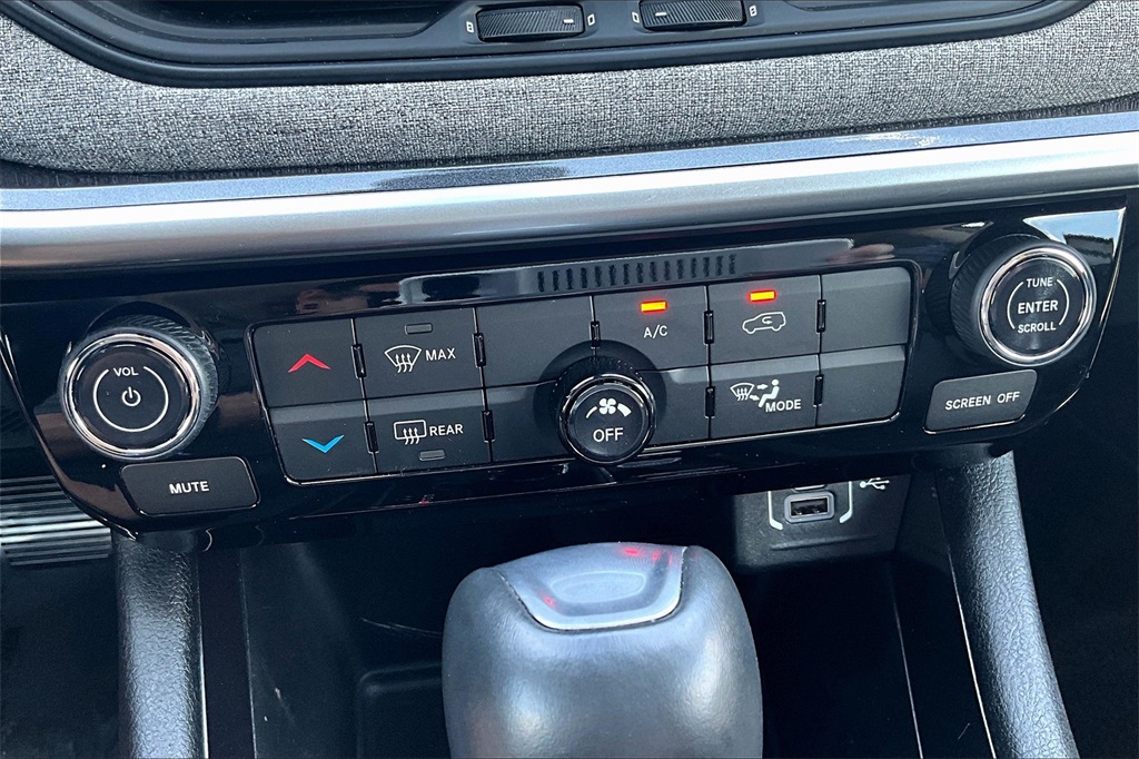 2022 Jeep Compass Latitude Lux photo 31