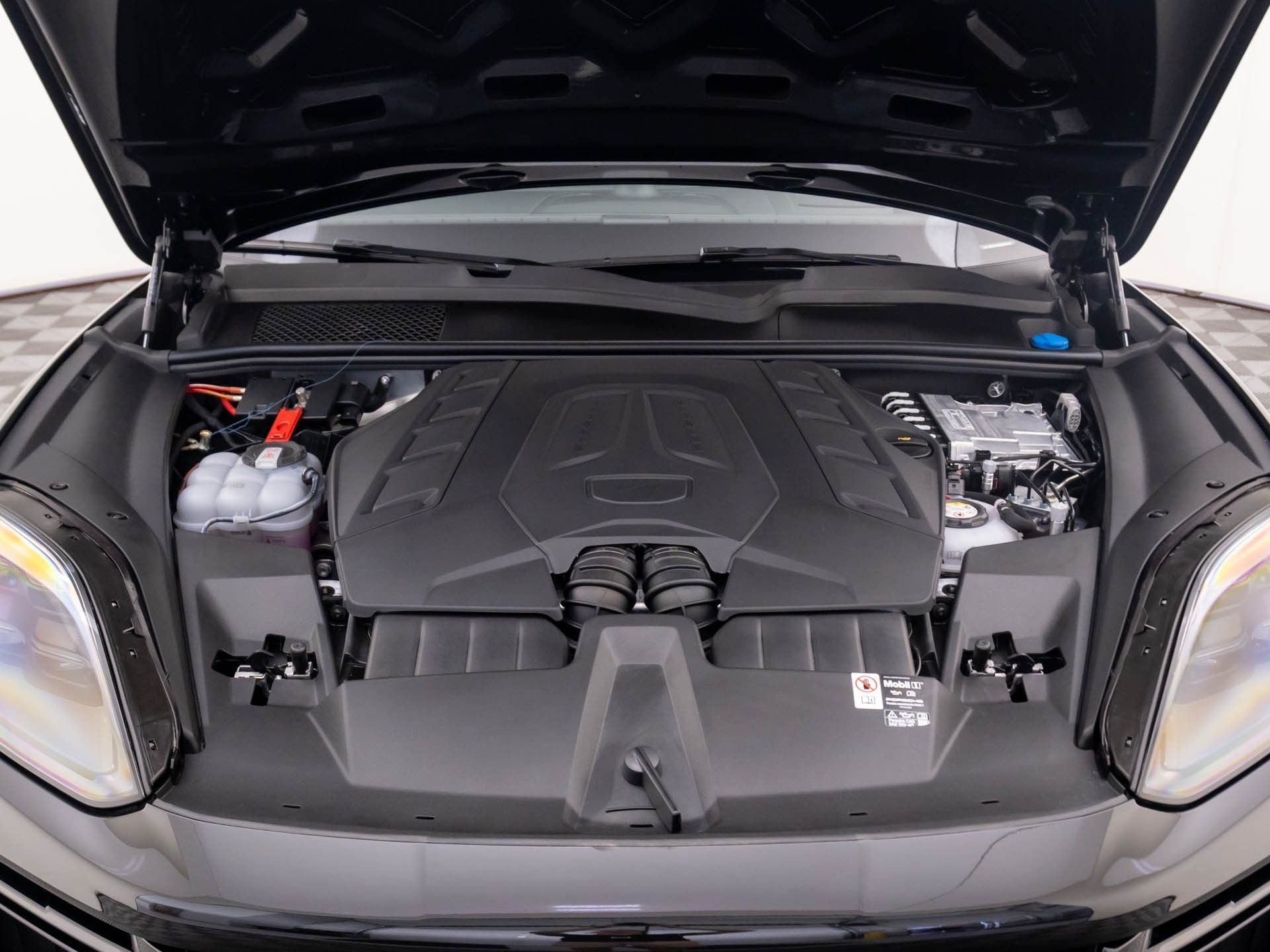 2025 Porsche Cayenne Turbo E-Hybrid Coupe photo 28