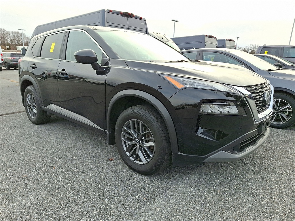 2023 Nissan Rogue S's photo