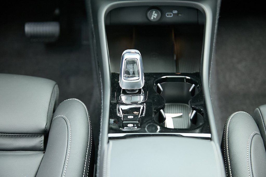 2025 VOLVO XC40 - Image 26