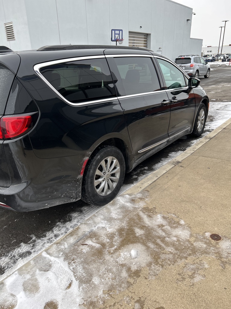 2017 Chrysler Pacifica Touring-L's photo