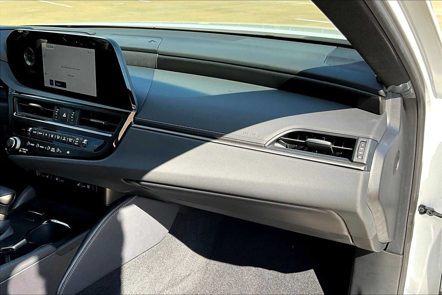 2025 Lexus ES 350 photo 17