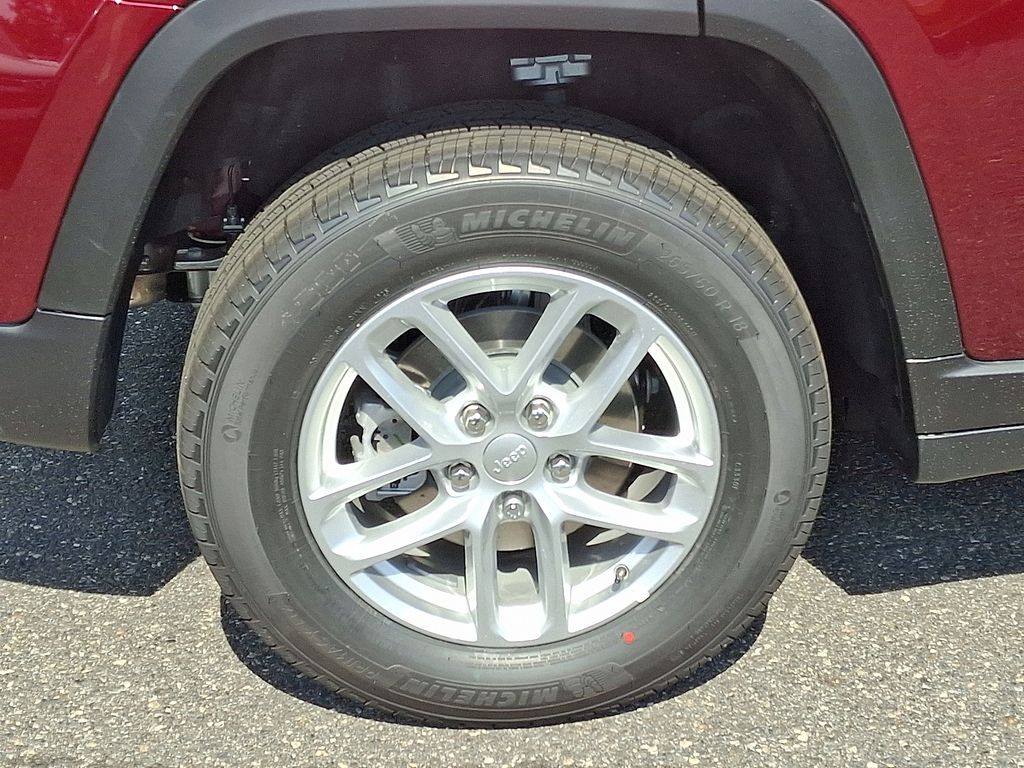 2025 Jeep Cherokee Laredo photo 3