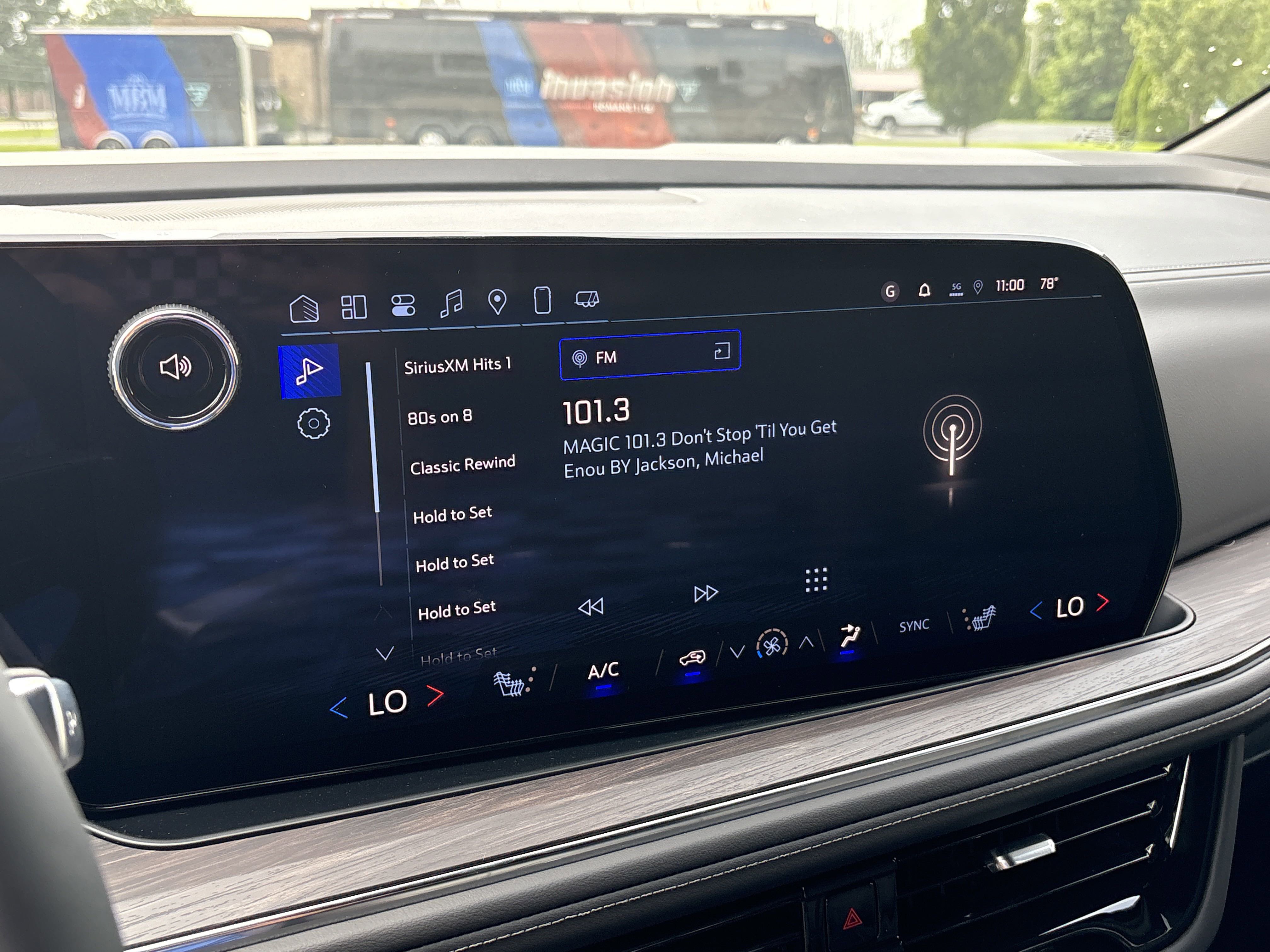 2025 Chevrolet Suburban Z71 photo 2