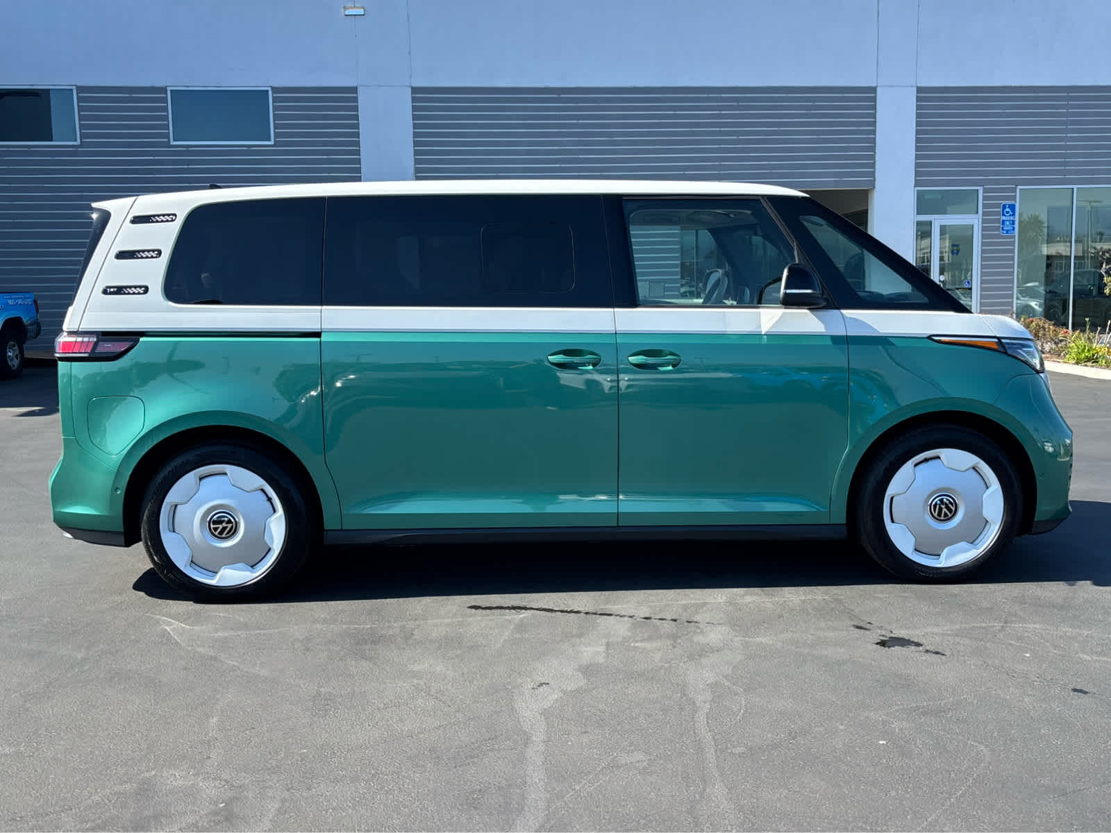 2025 Volkswagen ID. Buzz photo 2