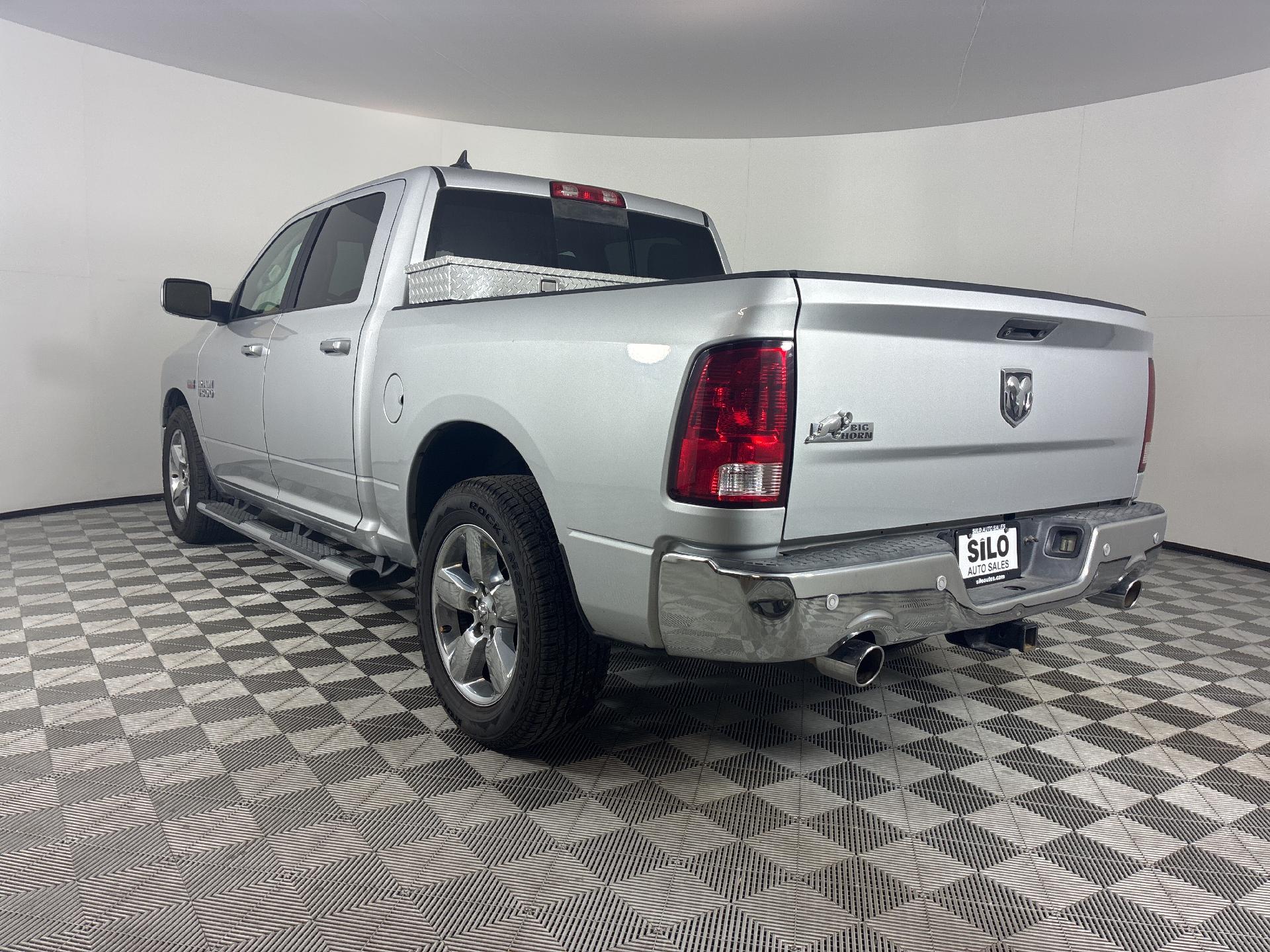 2016 Ram 1500 SLT photo 2