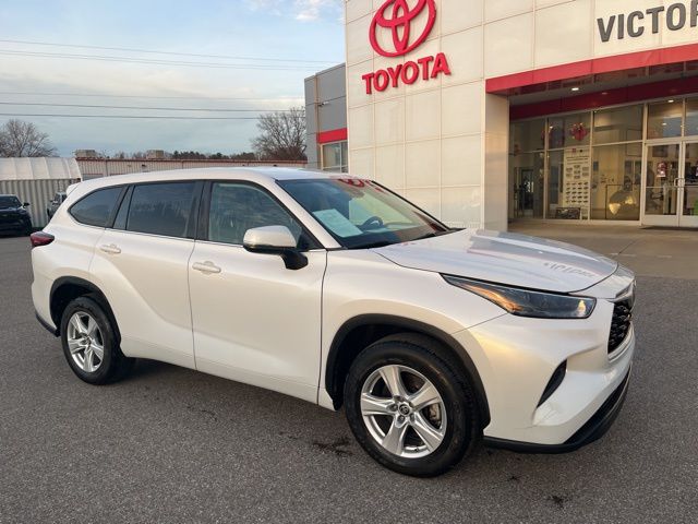 2023 Toyota Highlander L's photo