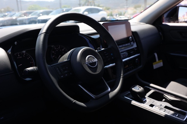2025 Nissan Pathfinder SV photo 13