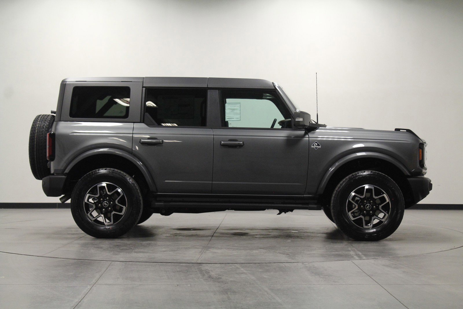 2024 Ford Bronco Outer Banks photo 2