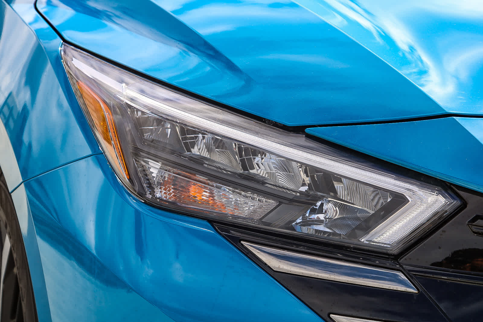 2025 Nissan Versa SR photo 3