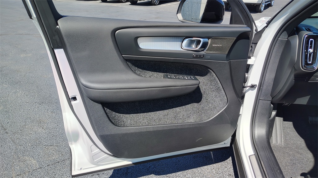 2026 Volvo XC40 photo 8