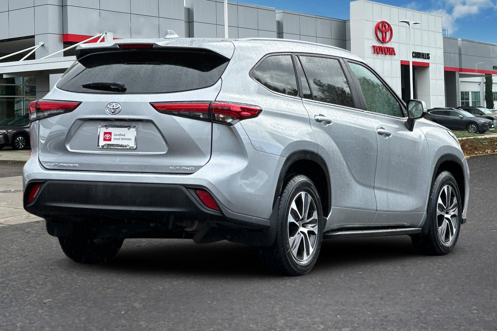 2023 Toyota Highlander XLE photo 3