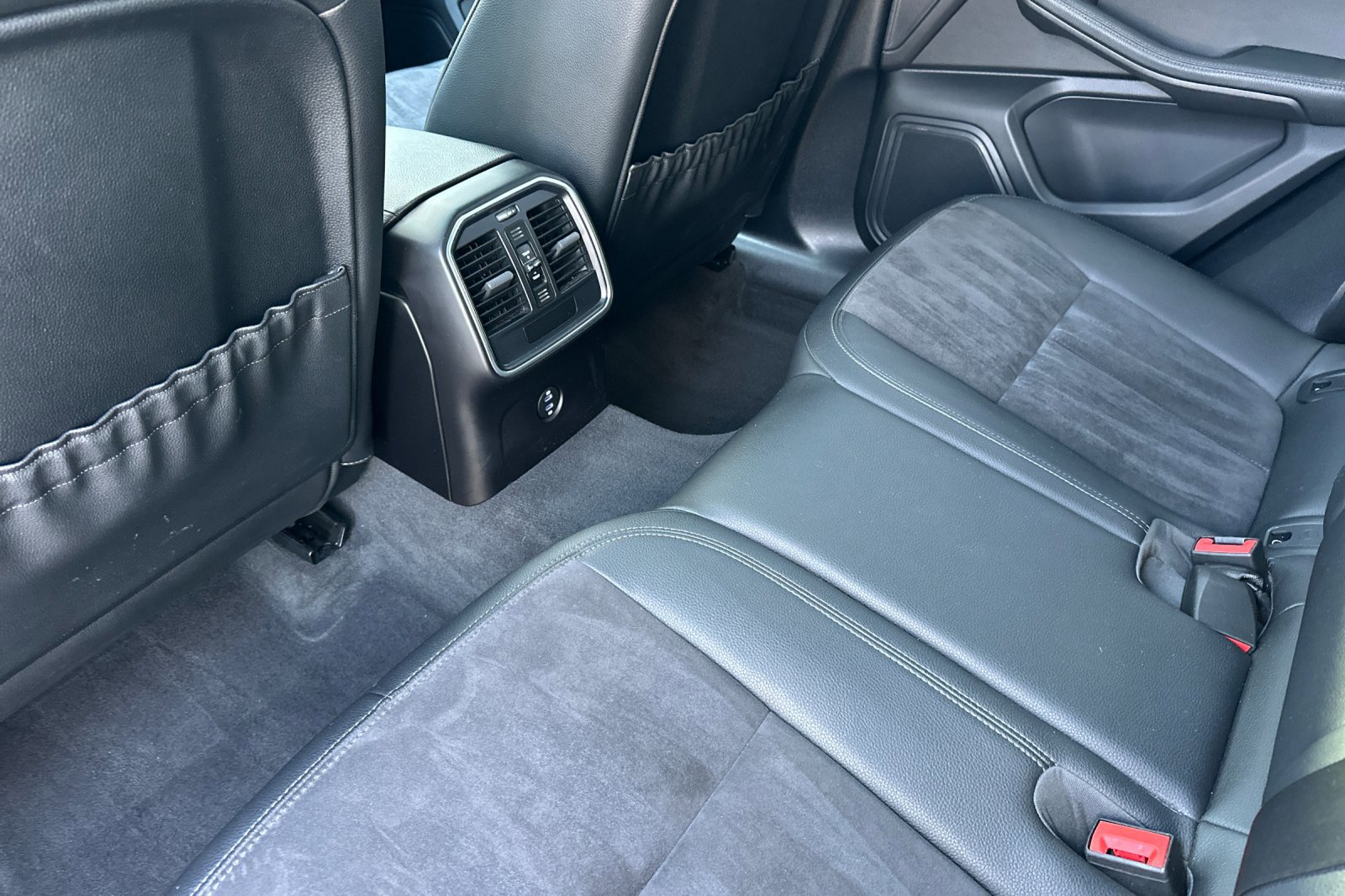 2021 Porsche Macan Base photo 11