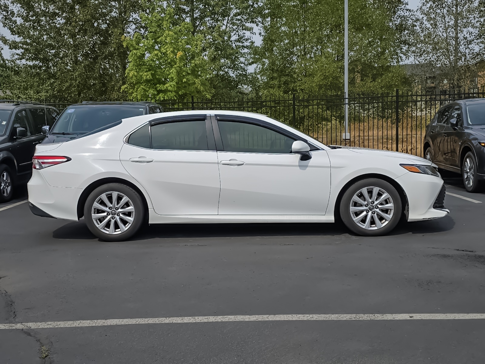 2018 Toyota Camry SE XLE photo 2