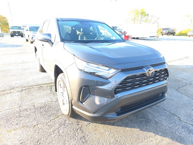 2025 Toyota RAV4 XLE's photo